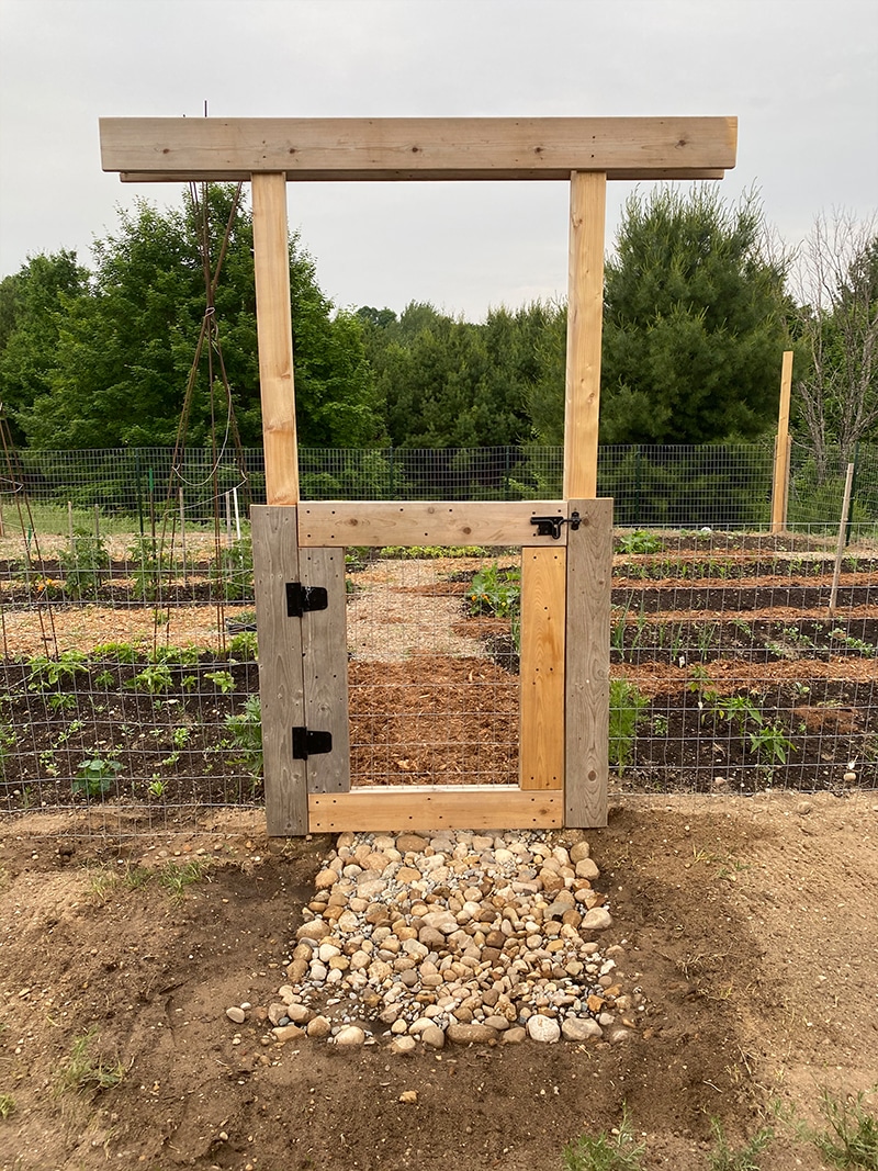  Wie man einen DIY Gartenzaun kostengünstig baut, der Hirsche aus Ihrem Garten fernhält.