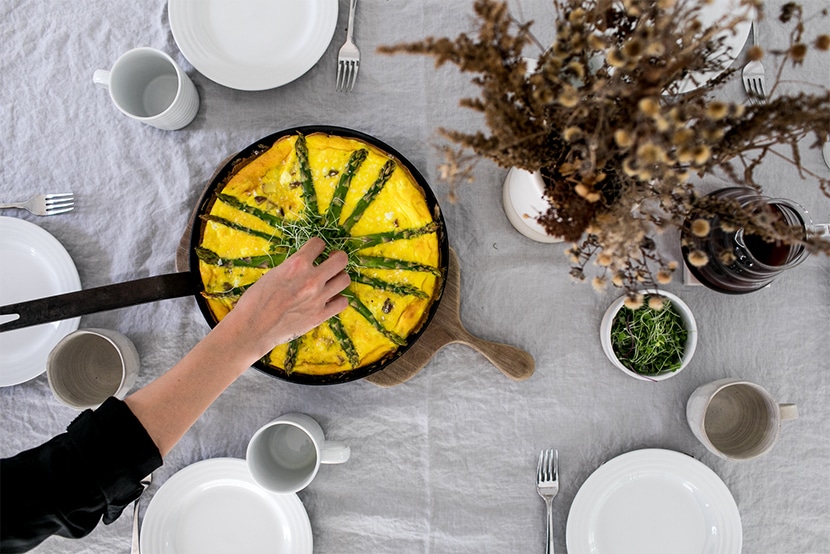 A Simple Evening: Spring Brunch Tablesetting made easy. Read more on The Fresh Exchange for easy and simple tips for how to create a simple brunch table with very little fuss this spring.